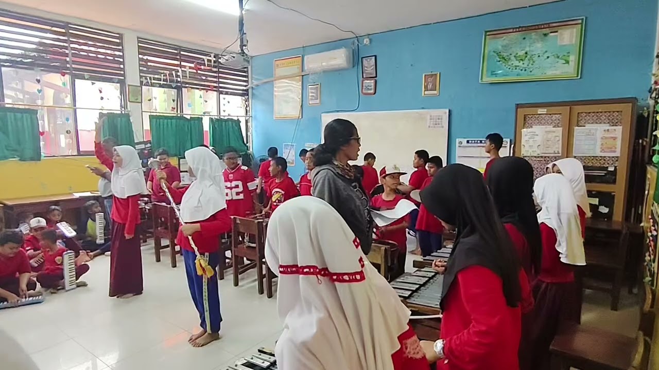 Ekskul Drumband bersama Kak Uchie dan Kak Yani Tetap smngat Hujan-hujan. 
