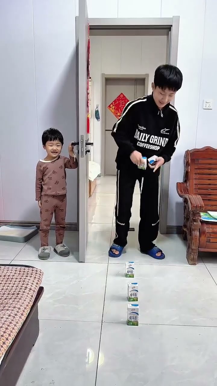 哥哥天天手机不离手，还是弟弟有办法！#Cute baby#Cute#呆萌小米宝#聪明宝宝#萌娃