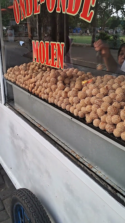Pedagang onde-onde dan molen mini