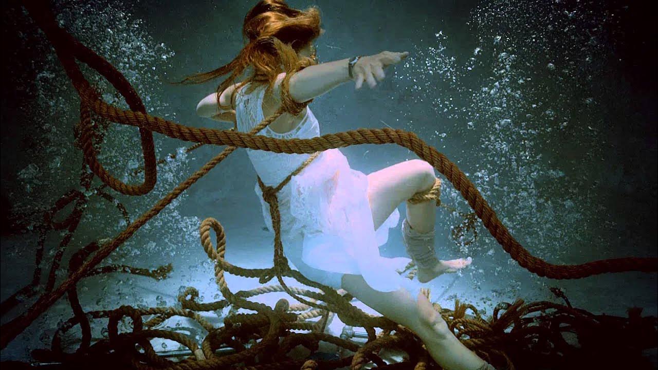 Я задержу дыхание все невозможно песня. Девушка связанная под водой. Веревки под водой. Девушка в цепях под водой. Девушка с веревками под водой.