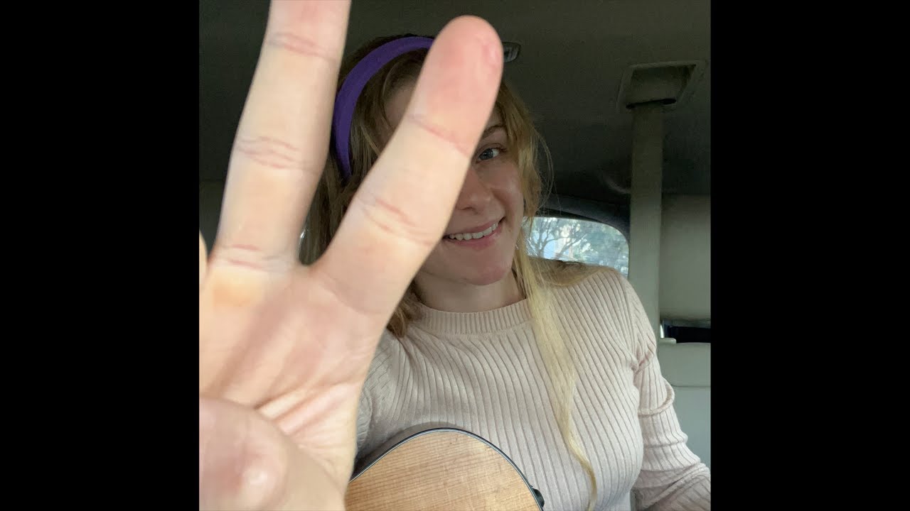 Violette Lani is playing live music! 