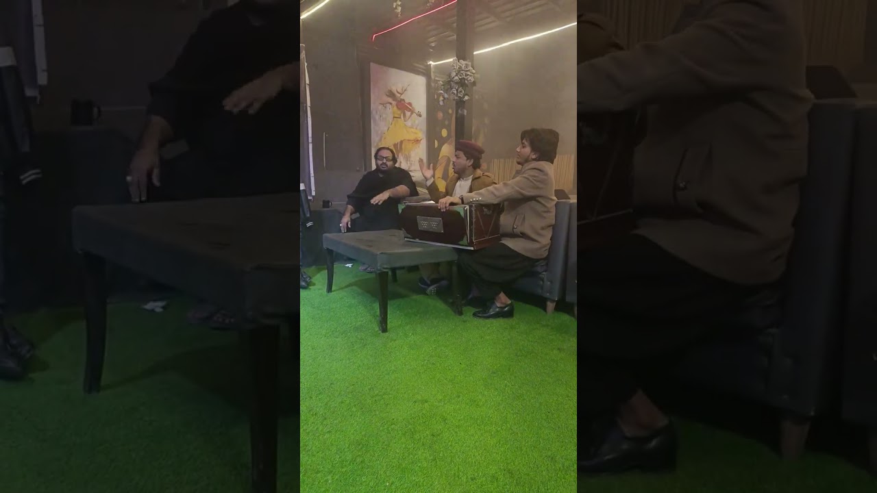 Anj wachry mor nhi aye Jani door gye live at Khana ghana cafe Lahore DHA by saroor remix music band 