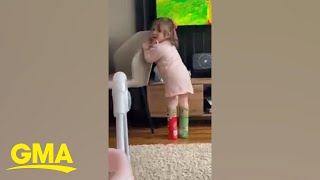 Toddler’s adorable fashion experiment with Pringles cans as shoes