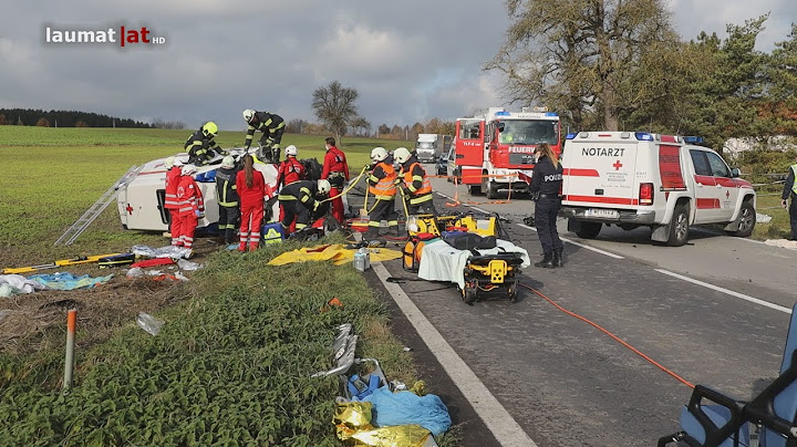 Frontalcrash mit Rettungsfahrzeug bei Krenglbach fordert fünf teils Schwerverletzte
