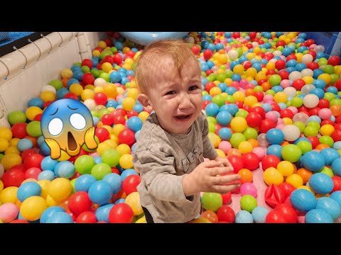 Tufan Bebek Oyun Parkında Top Havuzunu Hiç Sevmedi Ağladı | fun kids video