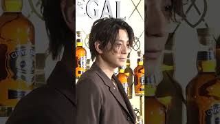 三浦翔平、ゴールドのアクセサリーにブラウンのセットアップを合わせたコーディネートで登場