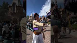 Aladdin at Disneyland invited us to his castle #aladdin #disnland ey#disneycharacters