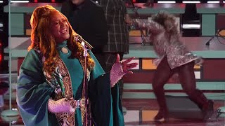 The Voice's Wendy Moten Performs With BROKEN ELBOW After Falling on Stage