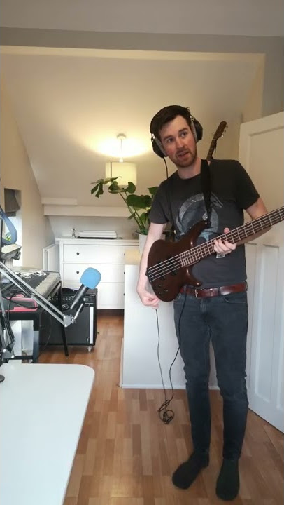 Can You Plug Headphones Into A Bass #shorts