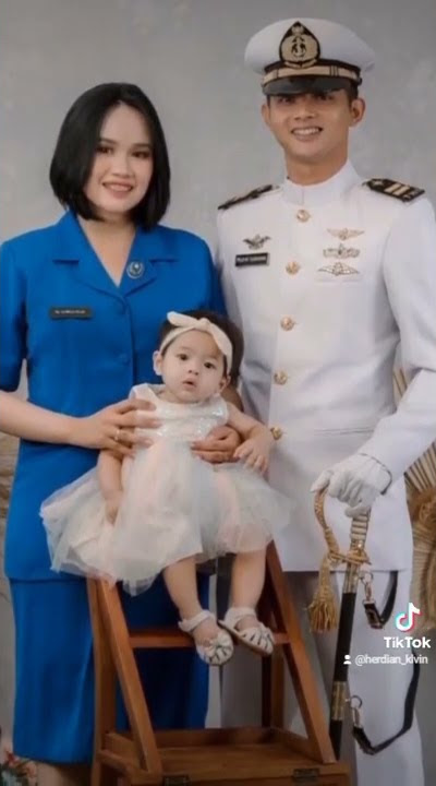 Pasangan TNI AL Keren buat Story WA