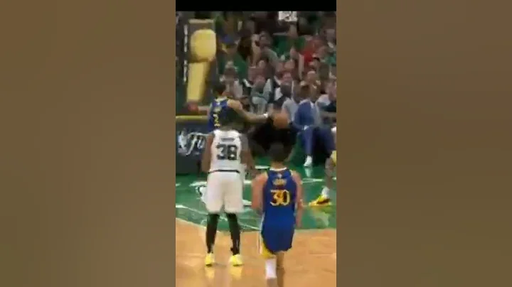 Stephen Curry points at his ring finger after hitting deep 3 vs Celtics Game 6