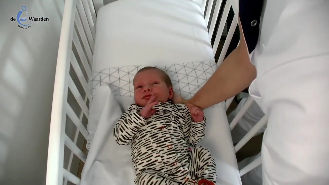 Zo maak je het babybedje op - Instructievideo