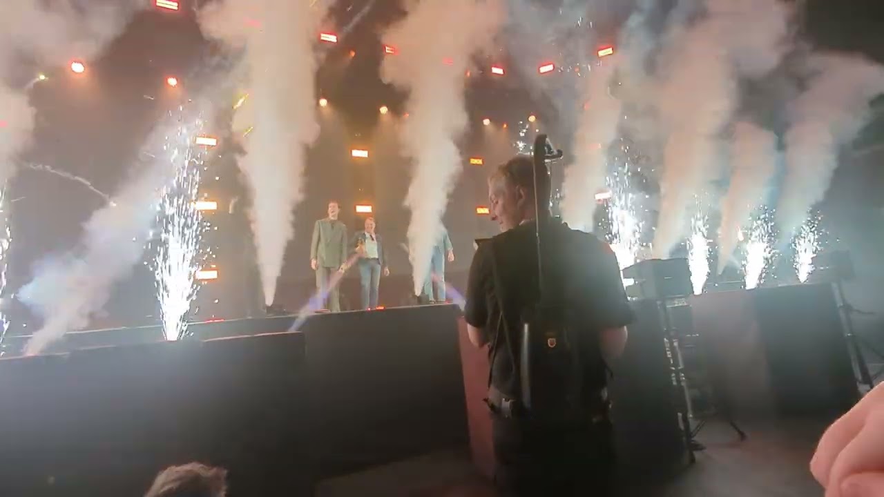 Fire, sparklers, and steam! Ending of KAJ on Ice 2025-10-25