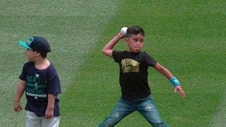 HOU@SEA: Mariners players catch first pitch from kids