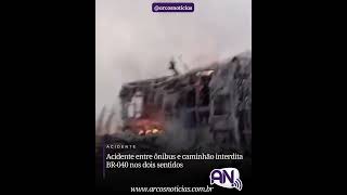Acidente entre ônibus e caminhão interdita BR-040 nos dois sentidos