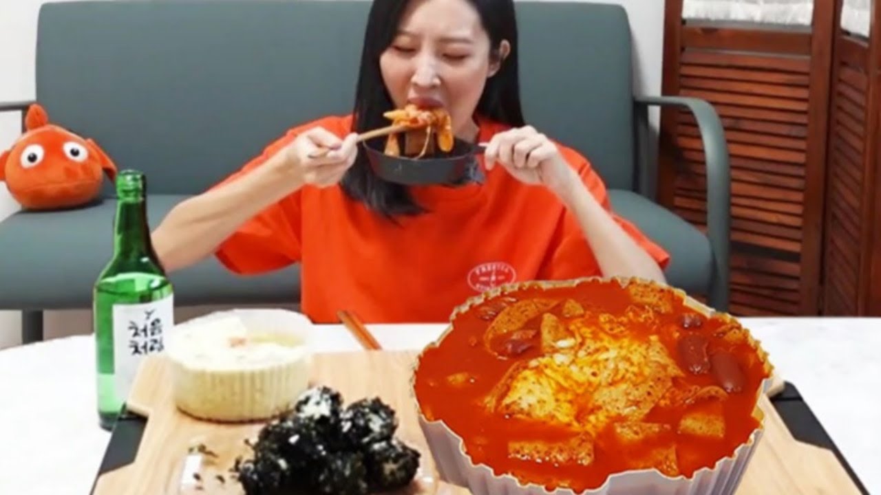 부모님 몰래 아침 공복 엽떡 시켜서 소주 까버리는 객기