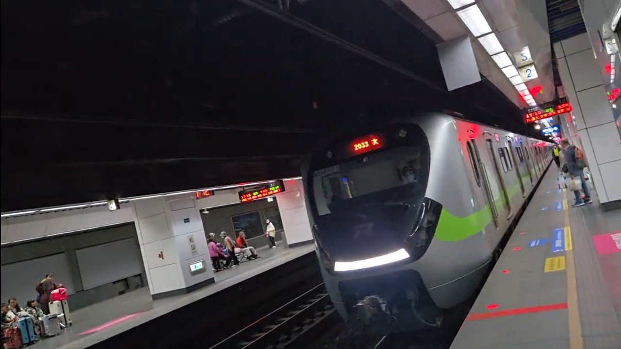 2033次七堵發車經由海線開往彰化的銀綠色微笑號EMU900型十輛一編組EMU910區間快車