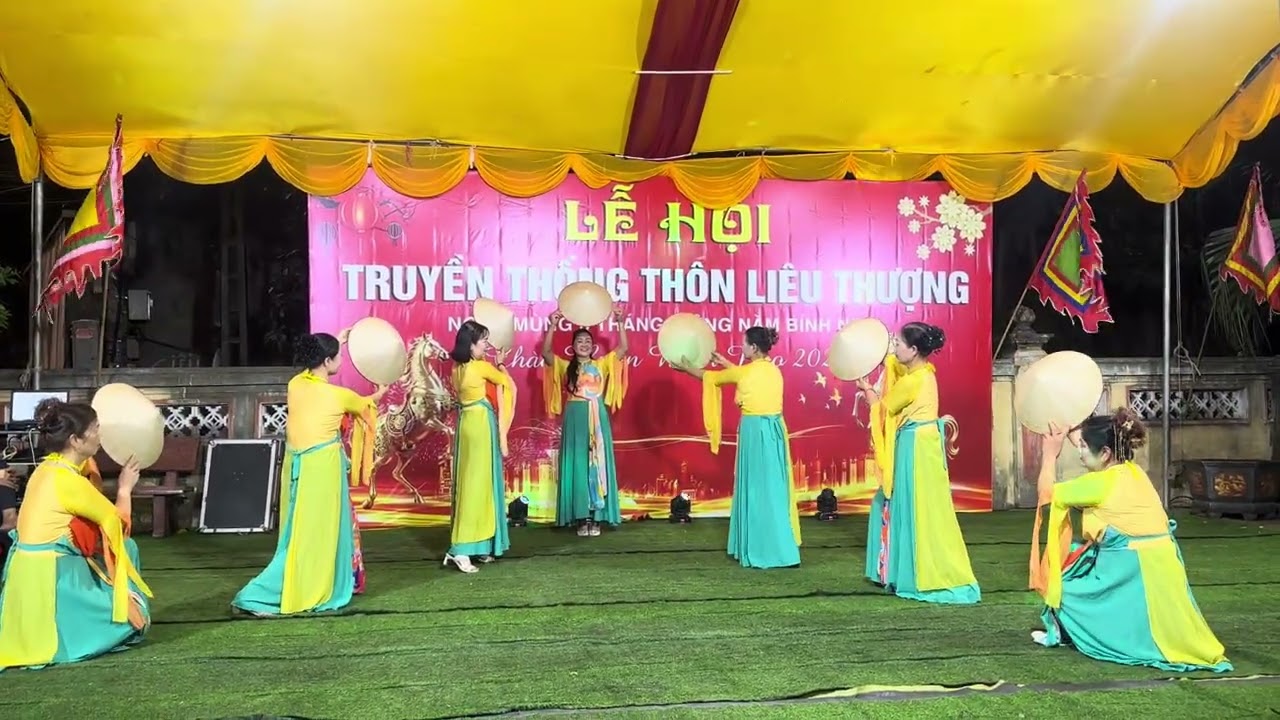 câu lạc bộ dân vũ thôn Lưu Thượng múa bài Chẩy hội xuân