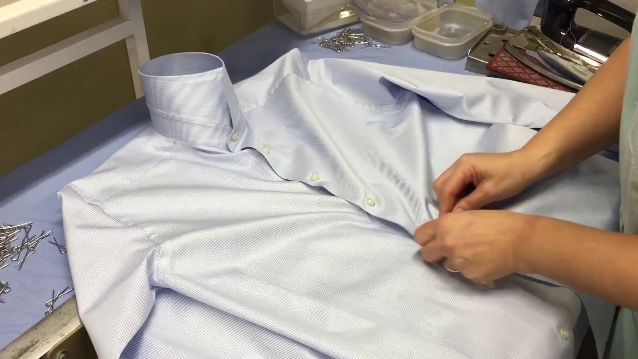 Una camiciaia mentre piega perfettamente una camicia | Camiceria Smeralda a Camerano Ancona