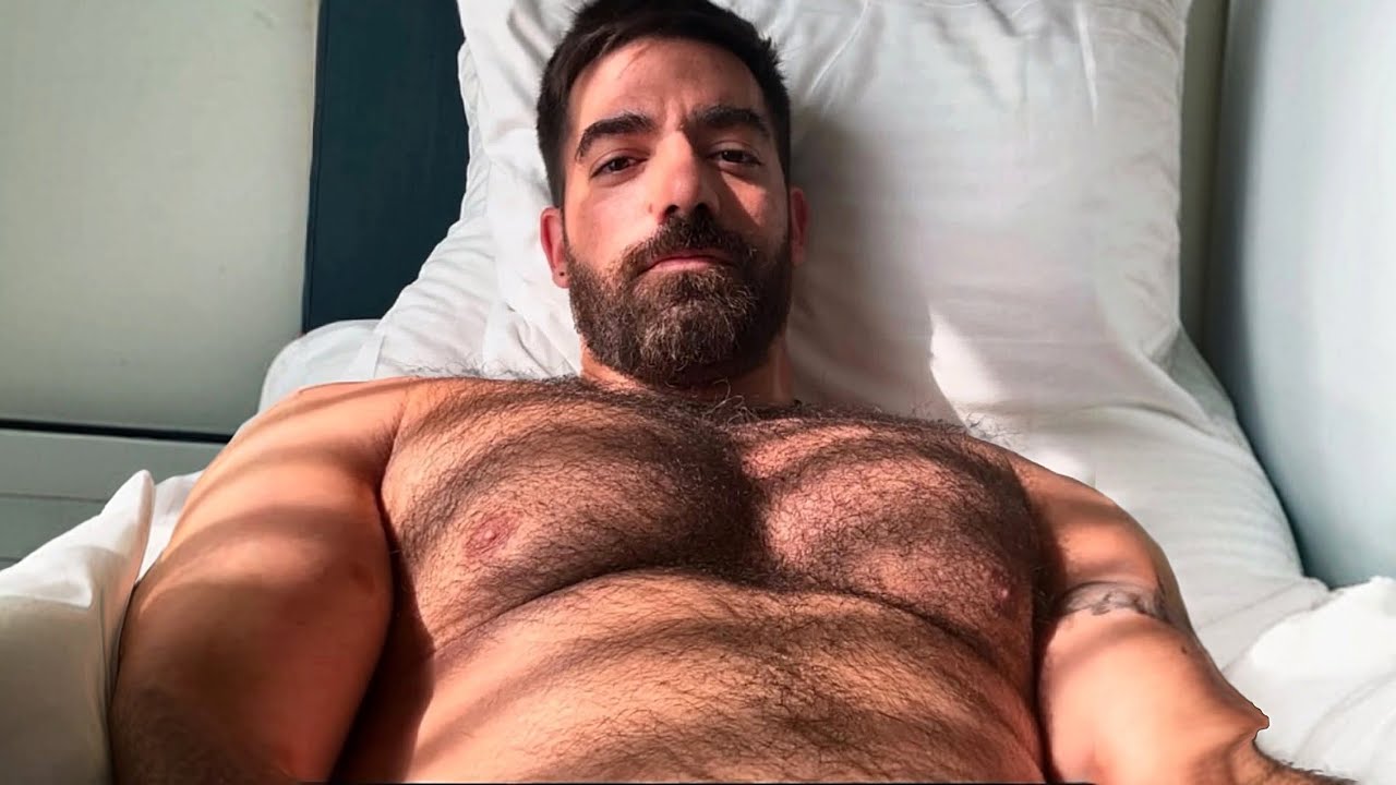 Волосатый ботаник, который уверен в себе.