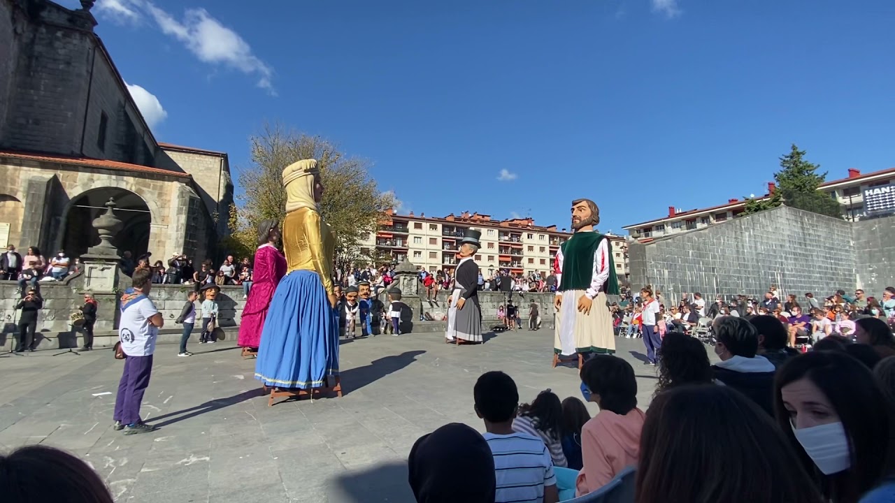 Andoaingo Erraldoi eta Buruhandien Konpartsaren azken baltsa Goiko plazan 2021