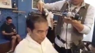  Presiden Jokowi Sedang Memotong Rambut Di Bogor