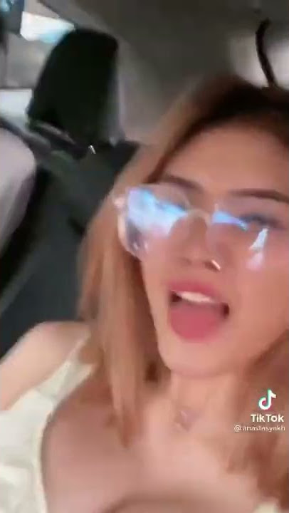 Anastasyakh No Br4 Sampe Uting G3de Kelihatan di mobil   Pamer pantat💦