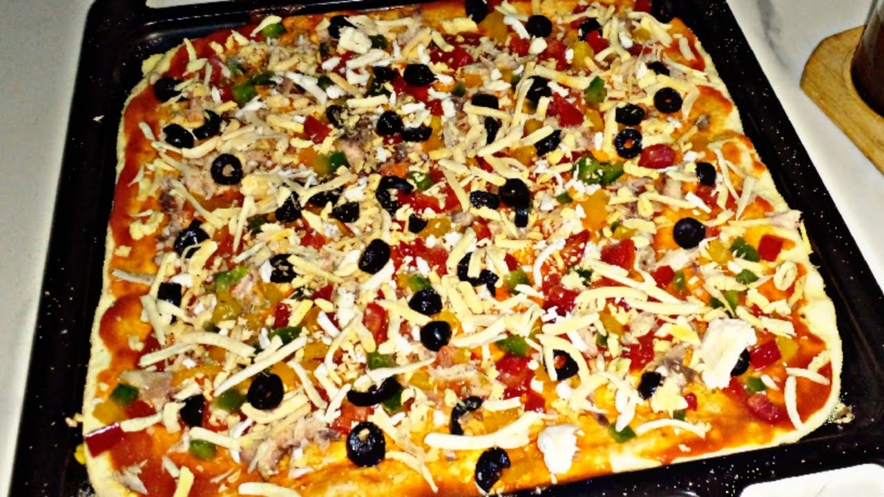 بيتزا بحجم عائلي بعجينة سحرية قطنية بحشوة بسيطة وسهلة ابهري بها عائلتك 🍕