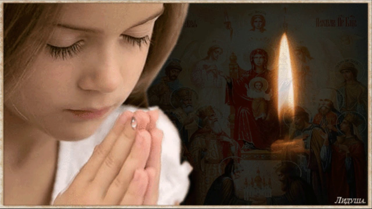 Царствие небесное ребенку. Девушка молится. Девочка молится Богу. Женщина молится в храме. Мама молится.