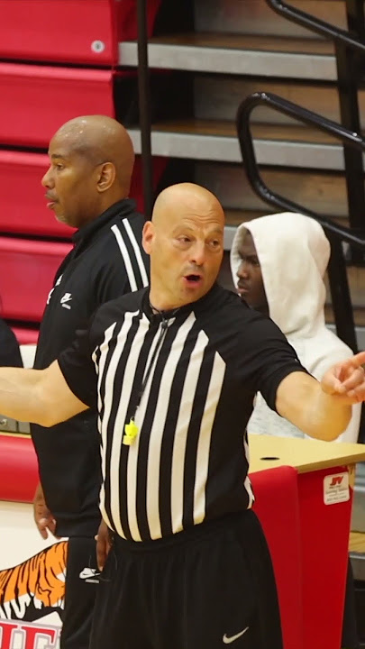 WATCH HOW THIS REF HANDLES MAD COACH