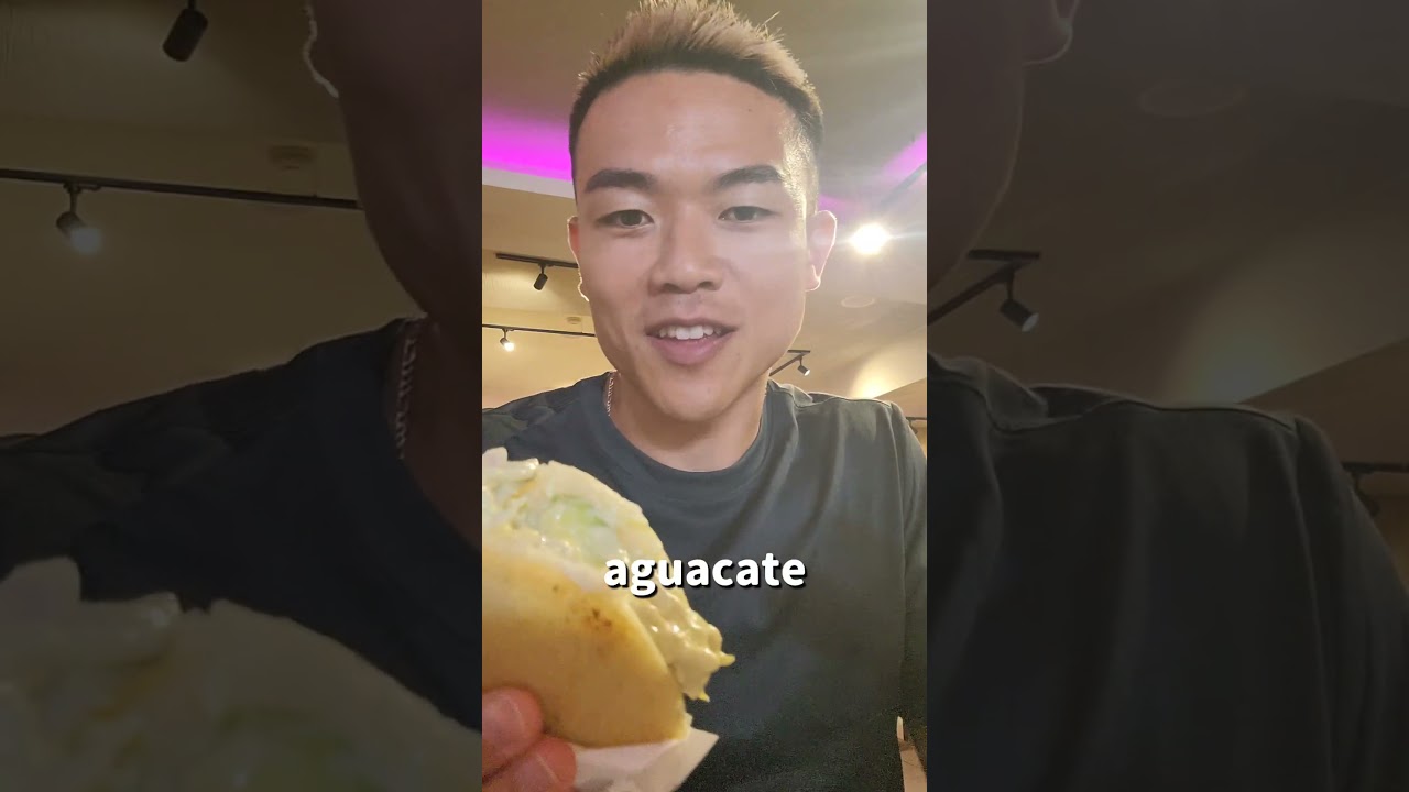 Primera vez comiendo reina pepiada #japones #japonesjun #arepa #venezuela #reinapepiada