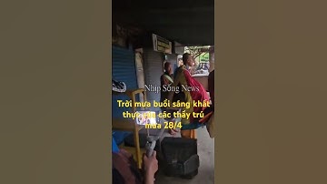 Sáng các thầy trú mưa khi đi khất thực sáng nay