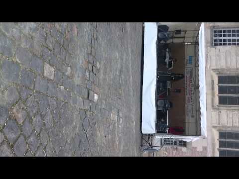 À côté de