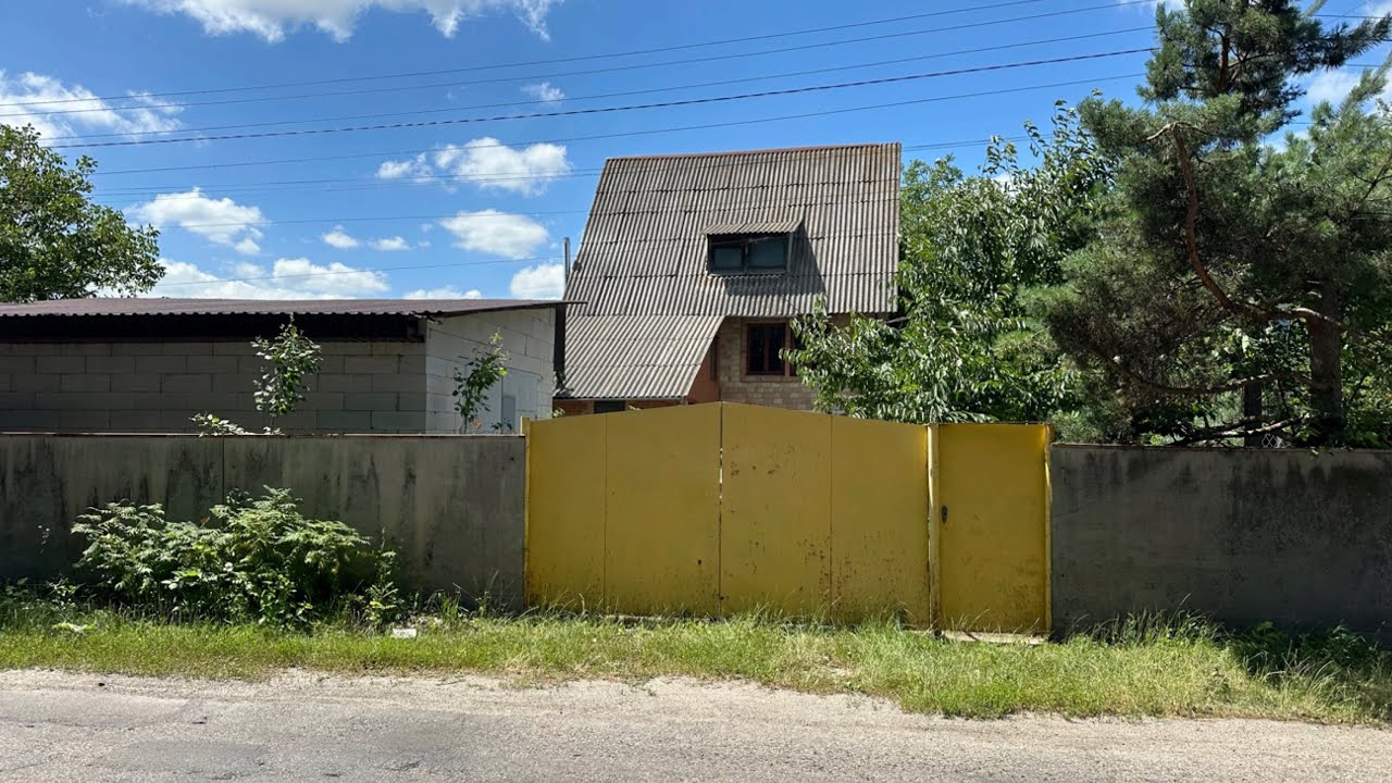 Збираю горіхи, прибираю листя, обрізаю виноград. Осіннє вправляння на дачі яка дісталась у спадщину