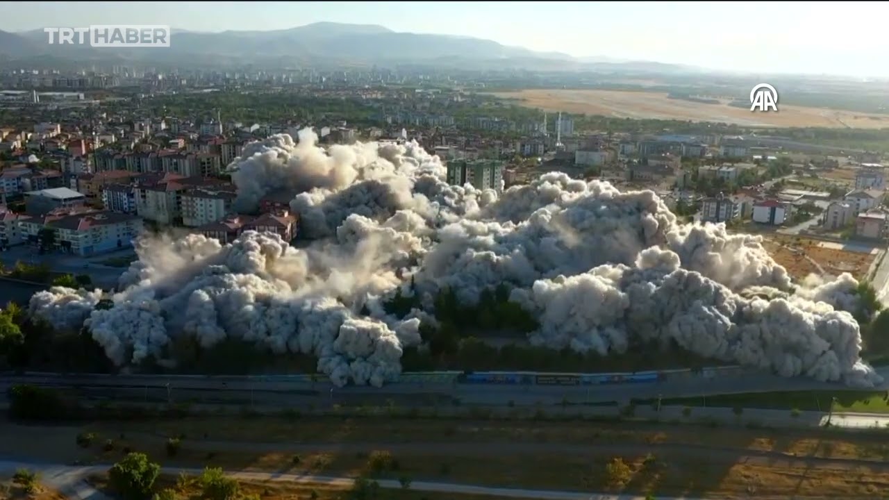 Malatya'da 15 katlı 9 bina aynı anda patlayıcıyla yıkıldı