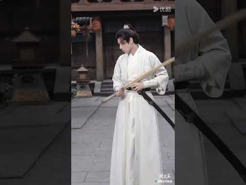 顾晏惜舞剑变装 | YOUKU COSTUME #惜花芷 #BlossomsInAdversity #胡一天 #张婧仪 #shorts #优酷 #youku