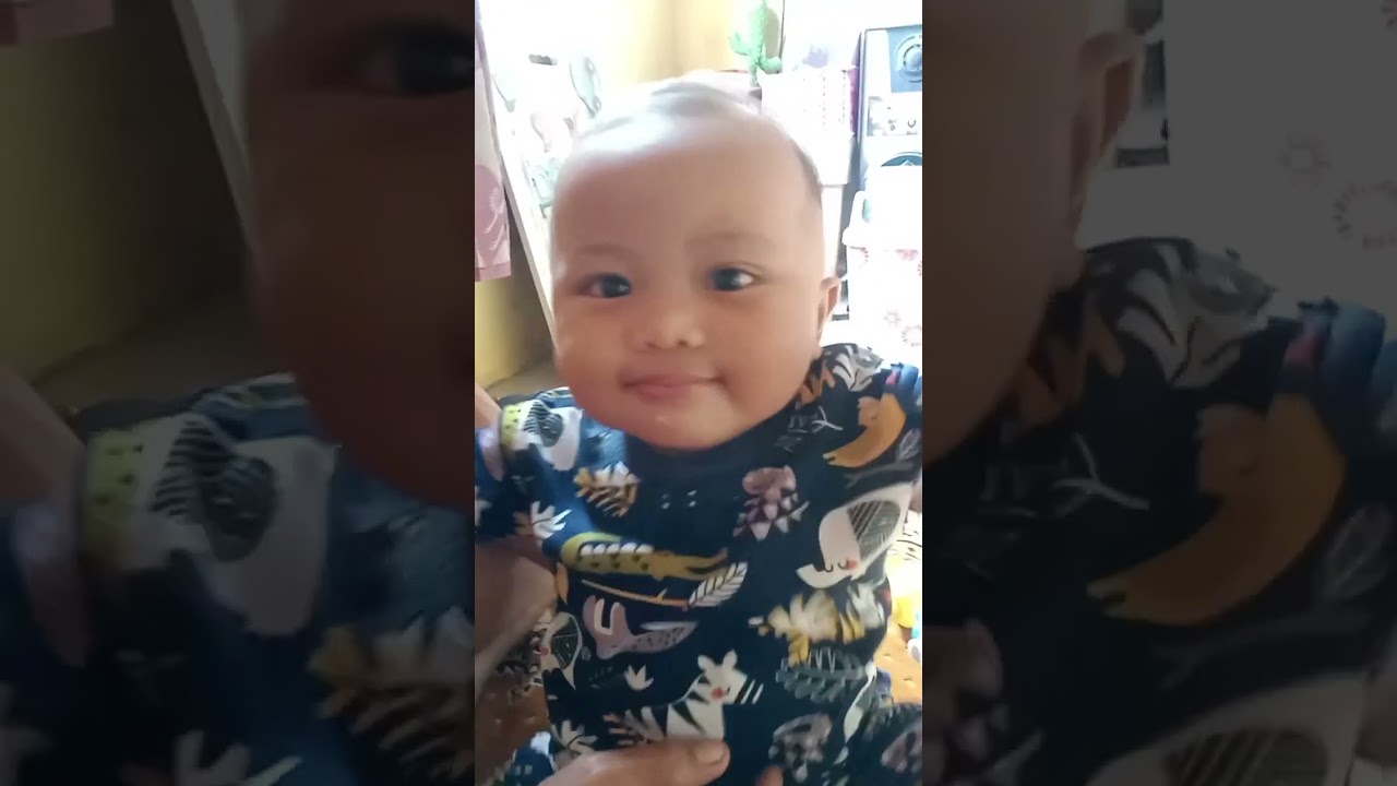 Ade Shaka lagi makan jajanan nihh 😋😋