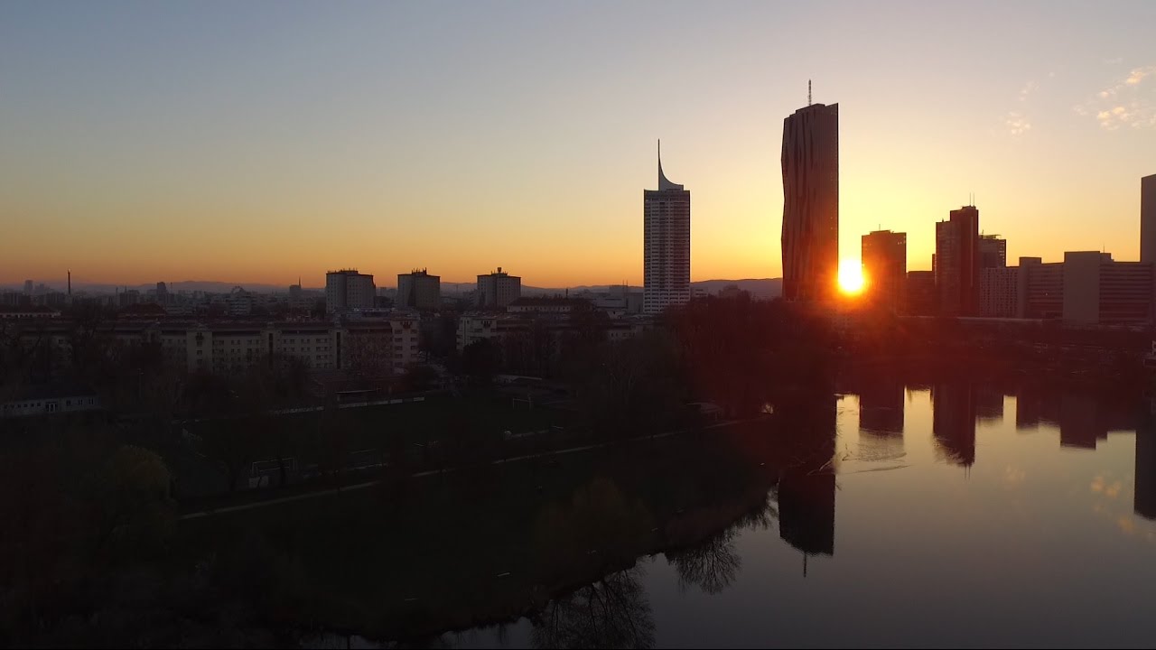 Drohnenflug über dem Kaiserwasser in Wien mit herrlichem Blick auf den Sonnenuntergang