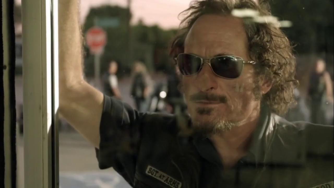 Off scene. Off scene. Брэд дэвис. Аддамс фэмили 1993. Брэд дэвис.