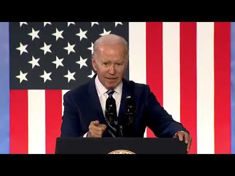 Biden stringe la mano ad una persona invisibile