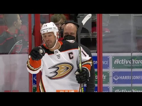 Video: Ryan Getzlaf Čistá hodnota: Wiki, ženatý, rodina, svadba, plat, súrodenci