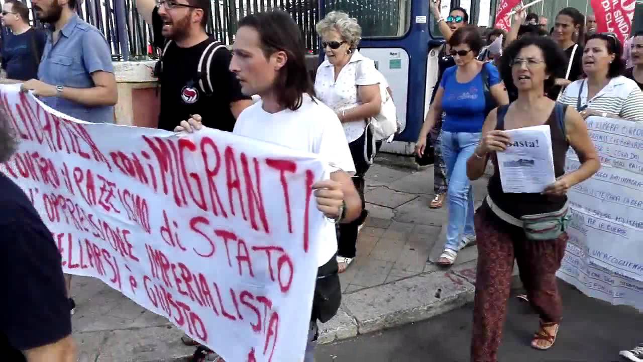 manifestazione al porto di palermo in solidarietà con i migranti - YouTube