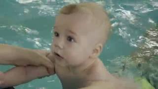 #03 Лада в бассейне ныряет  Малыш в 9 месяцев ныряет в бассейне  5 секунд под водой
