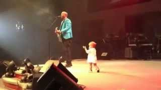 un bebe vole la vedette a son papa en plein concert