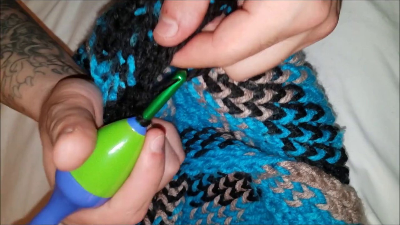 How to Loom Knit a Cowl (DIY Tutorial) Pt 3 - YouTube