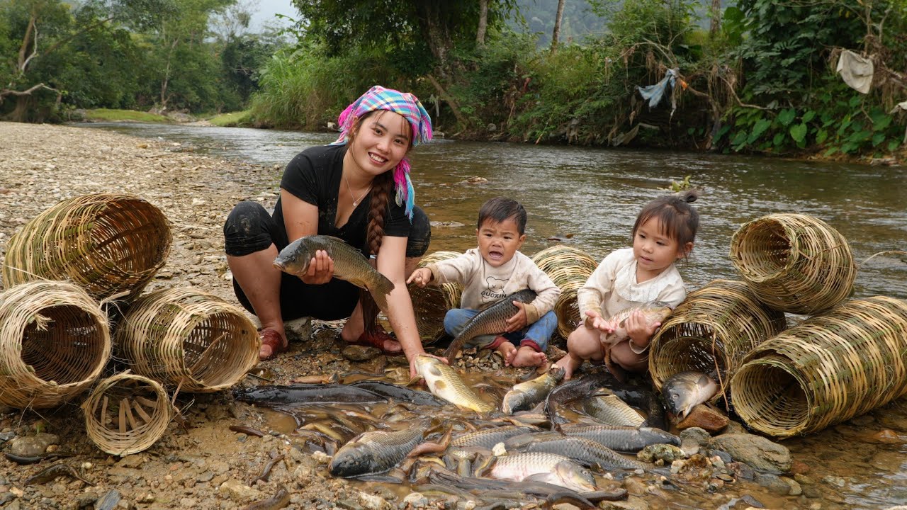 How to trap fish with bamboo baskets and bring them to the market to sell with my little daughter