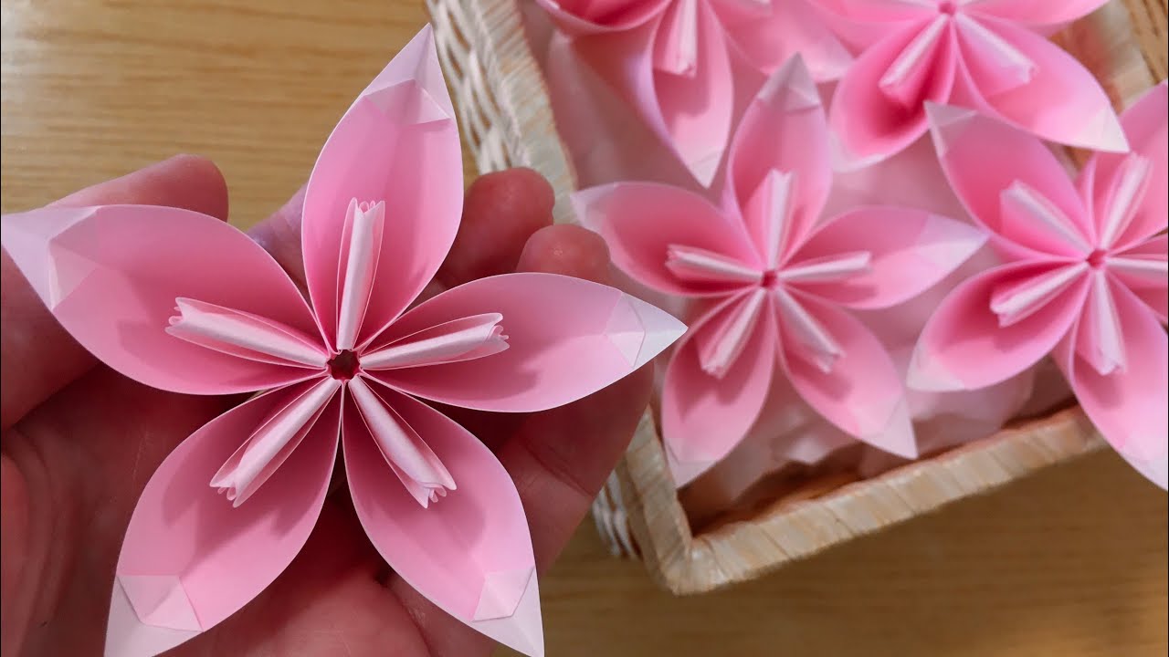 折り紙】桜色の折り紙でお花 表 - YouTube
