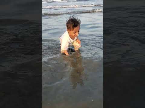 طه يلعب ويشخبط في البحر وقت ممتع على الشاطئ