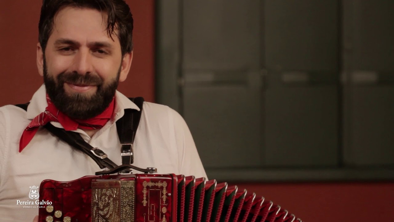 Vira do Ruço, Rosinha, Vira de Ponte da Barca e Corridinho Algarvio na concertina portuguesa.