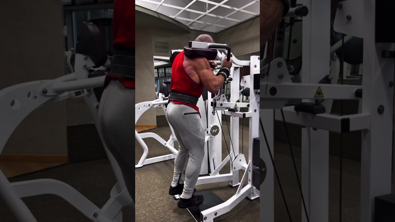 If you’re looking to put some mass on your calves, standing calve raises are the way to go #calves